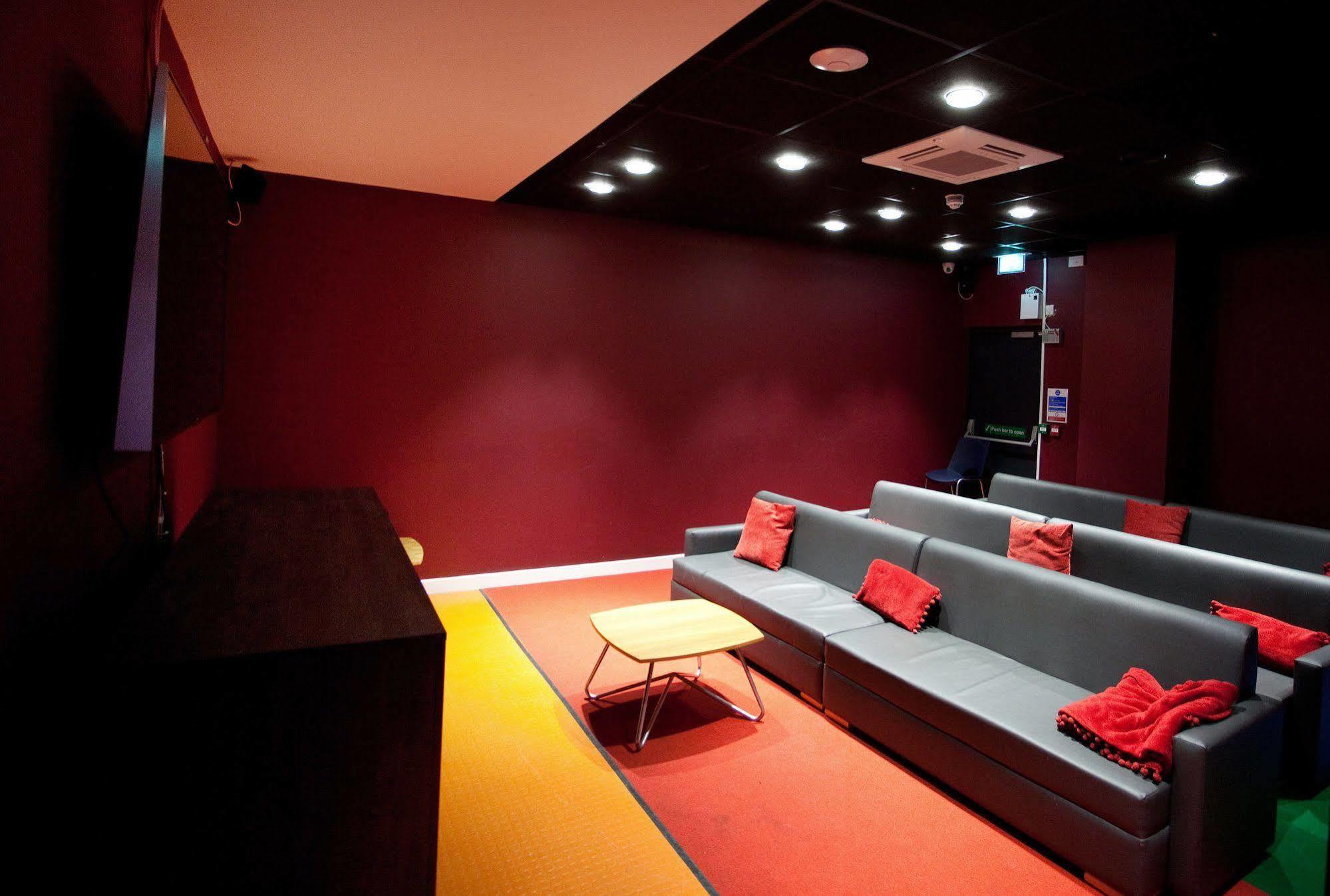 Finding My Palace Hatbox Studios Luton  Ngoại thất bức ảnh